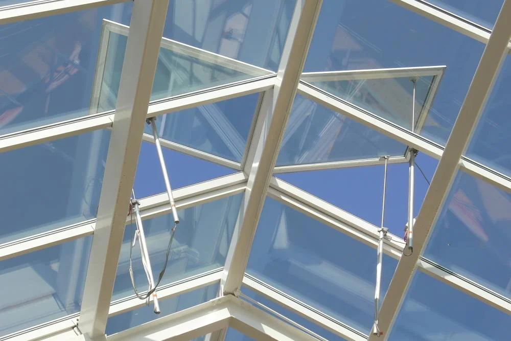 Glasdach mit Fenstern, die geöffnet werden können.